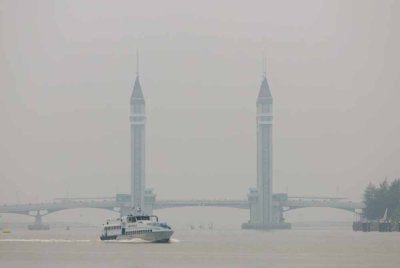 Kualiti udara di Terengganu terus merosot apabila tiga stesen pemantauan mencatatkan bacaan IPU melebihi 150 setakat jam 8 pagi Selasa.