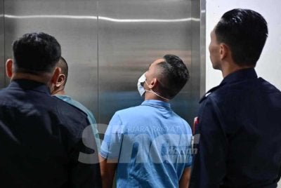 Tertuduh (tengah) ketika dihadapkan di Mahkamah Sesyen Kuala Terengganu pada Selasa atas dua pendakwaan melakukan amang seksual fizikal terhadap seorang kanak-kanak perempuan berumur 12 tahun.