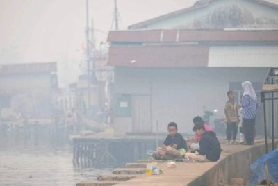 Kebakaran hutan dan tanah masih berlaku di beberapa kawasan di Indonesia, khususnya Kalimantan. Foto: AFP 