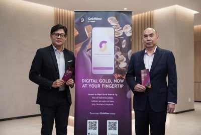 Ketua Pegawai Eksekutif Tomei Digital, Geh Yang Chia (kiri) dan Pengarah Urusan Kumpulan Tomei Consolidated Berhad, Datuk Ng Yih Pyng memperkenalkan dua ciri baharu GoldNow iaitu Gold Savings dan Gold Gifting.