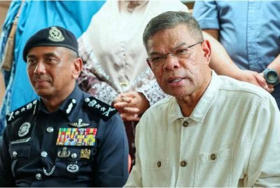 Saifuddin ketika ditemui media selepas mengadakan Ziarah Kasih seorang pelajar cemerlang Sijil Pelajaran Malaysia (SPM) Nurul Arini Abdullah di Kampung Bukit Tembok pada Selasa. Foto Bernama 