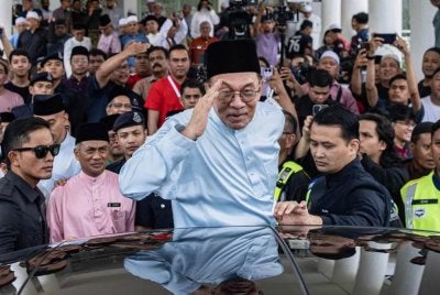 Kerajaan pimpinan Anwar perlu diberikan ruang untuk menyelesaikan agenda yang sedang dilaksanakan, khususnya dalam memperkukuh tatakelola, membanteras rasuah dan salah guna kuasa serta menutup ruang ketirisan dalam sistem pentadbiran negara. Foto fail Bernama