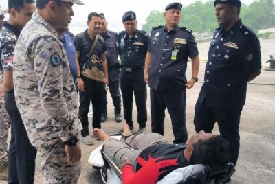 Mangsa yang ditemui selamat di bawa ke hospital untuk rawatan lanjut.