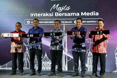 Aedy Fadly (tengah) melancarkan nombor pendaftaran istimewa siri H pada sidang akhbar Majlis Interaksi Bersama Media sempena Hari Malaysia di Presint Merdeka 118. Foto: Bernama 