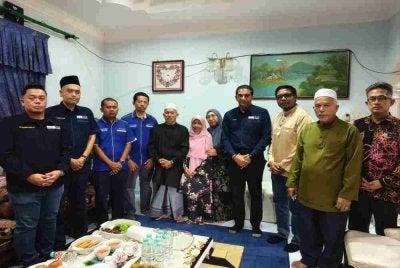 Keluarga Allahyarhamah Dr Ainul Baraah yang diwakili ibu bapanya, Kamaruddin (lima dari kiri) menerima kunjungan daripada MMA di kediaman mereka di Kampung Baung, Pengkalan Chepa, Kota Bharu pada Selasa.