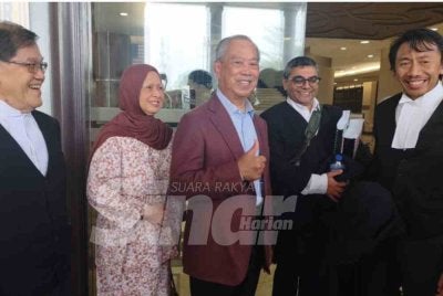 Muhyiddin Yassin dilepas dan dibebaskan oleh Mahkamah Tinggi di sini pada Selasa atas satu kes rasuah dan tiga pertuduhan pengubahan wang haram (AMLA) berjumlah RM200 juta.