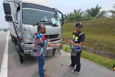 Pemandu terbabit mempertikaikan tindakan diambil pegawai JPJ atas kesalahan yang dilakukannya dalam Ops Kenderaan Perdagangan, pada Selasa.