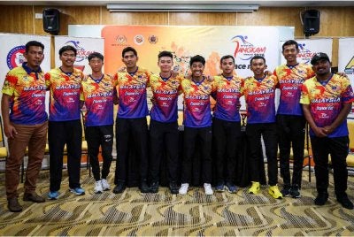 Barisan Pelumba Berbasikal Kebangsaan bergambar bersama pada sidang media sempena PKBM Perkenalkan 8 Pelumba Dalam Senarai Awal Pasukan Kebangsaan ke LTdL 2026 di MSN Bukit Jalil, hari ini. - Foto: Bernama
