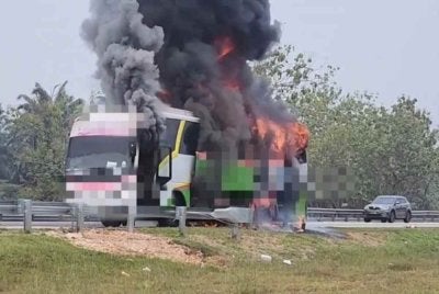 Bas terbakar ketika sedang bergerak di KM137 Lebuhraya PLUS arah utara, Yong Peng, namun 14 penumpang dan seorang pemandu berjaya keluar menyelamatkan diri. - Foto tular