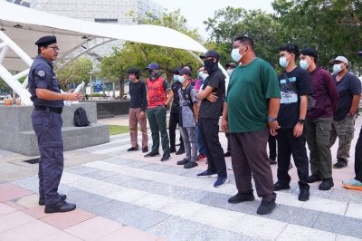 Penguat kuasa SWCorp memberi taklimat kepada pesalah yang terlibat.