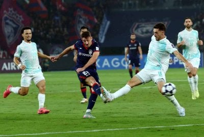 Pemain JDT, Oscar Arribas melakukan tendangan dengan dihadang pemain Buriram United, Kingsley Schindler pada perlawanan peringkat Zon Timur, Liga Juara-Juara Asia Elite (ACLE) di Stadium Sultan Ibrahim hari ini. - Foto: Bernama