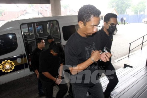Kedua-dua lelaki berusia lingkungan 30 hingga hingga 40-an itu tiba di mahkamah kira-kira jam 10 pagi dengan diiringi pegawai SPRM.
