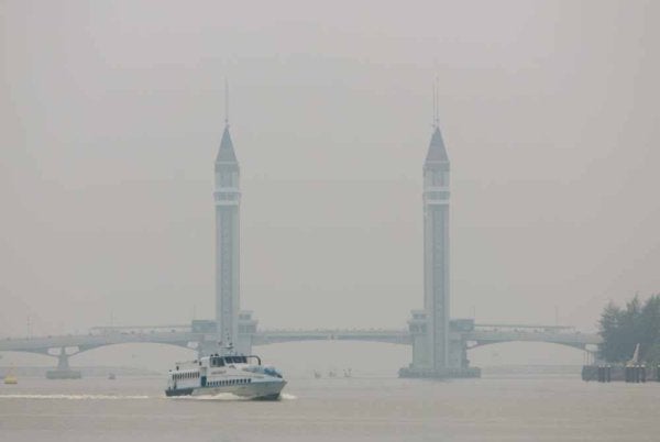 Kualiti udara di Terengganu terus merosot apabila tiga stesen pemantauan mencatatkan bacaan IPU melebihi 150 setakat jam 8 pagi Selasa.