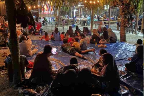 Suasana santai 130 penduduk menikmati tayangan filem Bukit Kepong menerusi program Wayang Pacak di Laman Kupang, Sungai Balang Laut, Muar.
