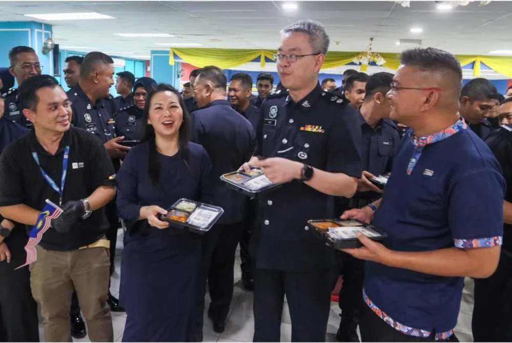 Mohd Jazri (kanan) berbual bersama Swee Sake (tengah) dan Mi-Chelle pada Majlis Penyerahan Makanan Kepada Warga IPDTL sempena Hari Malaysia.