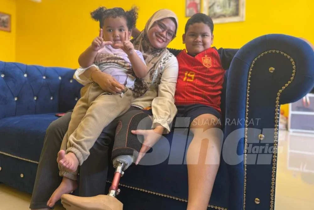 Nurul Zakiah berkata, sepanjang tempoh rawatan, dia terpaksa mengambil cuti bagi menjaga Harraz yang hampir empat bulan tidak bersekolah. Foto SINAR HARIAN/NORAFIZA JAAFAR