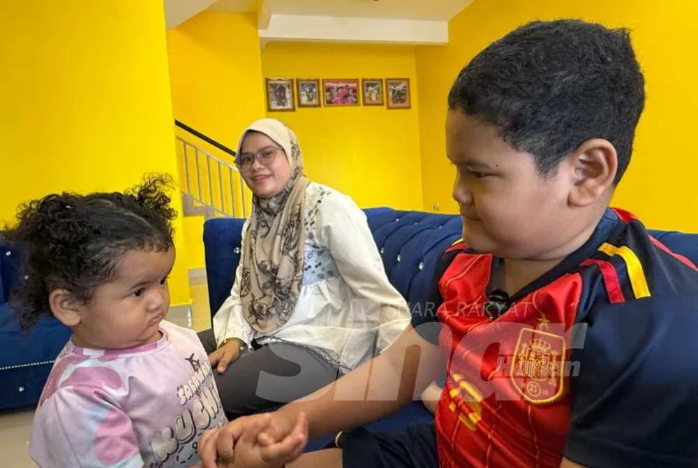 Harraz rapat dengan adiknya berusia tiga tahun. Foto SINAR HARIAN/NORAFIZA JAAFAR