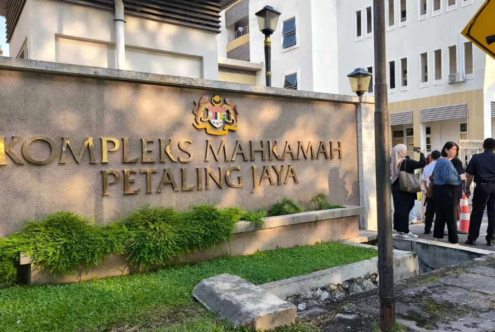 Seorang peniaga didenda RM6,000 oleh Mahkamah Majistret atas satu pertuduhan menjual 1,125 filem dalam DVD tanpa perakuan.