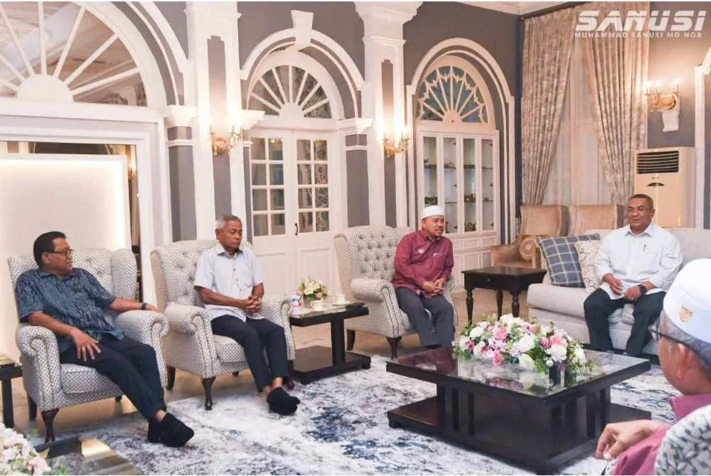 Muhammad Sanusi (kanan) menerima kunjungan pemimpin UMNO pada Selasa. Foto FB Muhammad Sanusi Md Nor