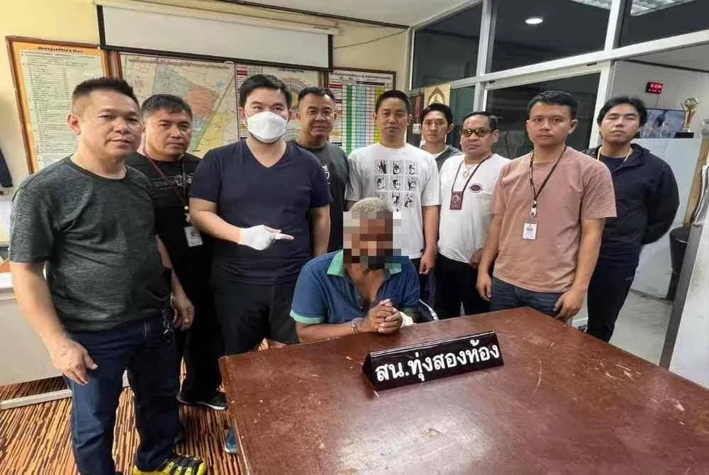 Rakaman sekitar jam 8.30 malam waktu tempatan kemudian menunjukkan seorang lelaki datang menaiki basikal, menghampiri kolam sebelum menanggalkan pakaian dan masuk ke dalam air. 