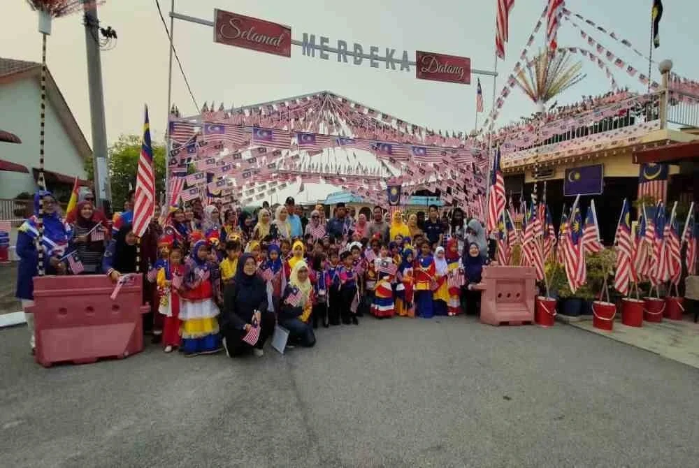 Semangat tak pernah luntur, 40 tahun hias rumah demi negara Semangat tak pernah luntur, 40 tahun hias rumah demi negara