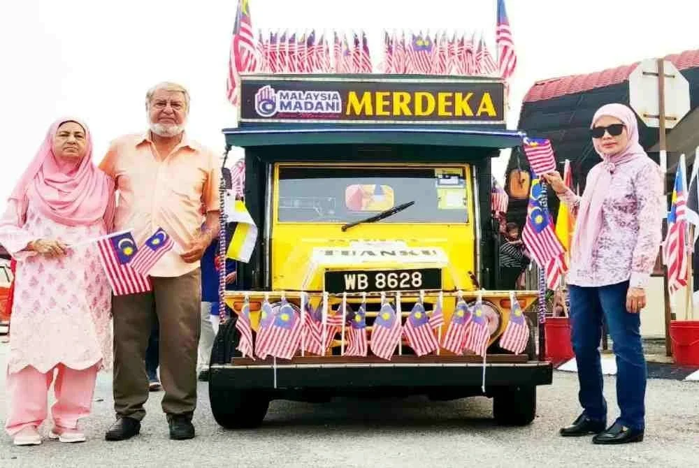 Lori antik milik Taraq Naemzia (dua dari kiri) antara yang menarik perhatian orang ramai setiap kali berkunjung ke kediamannya di Taman Cicely, Teluk Intan.