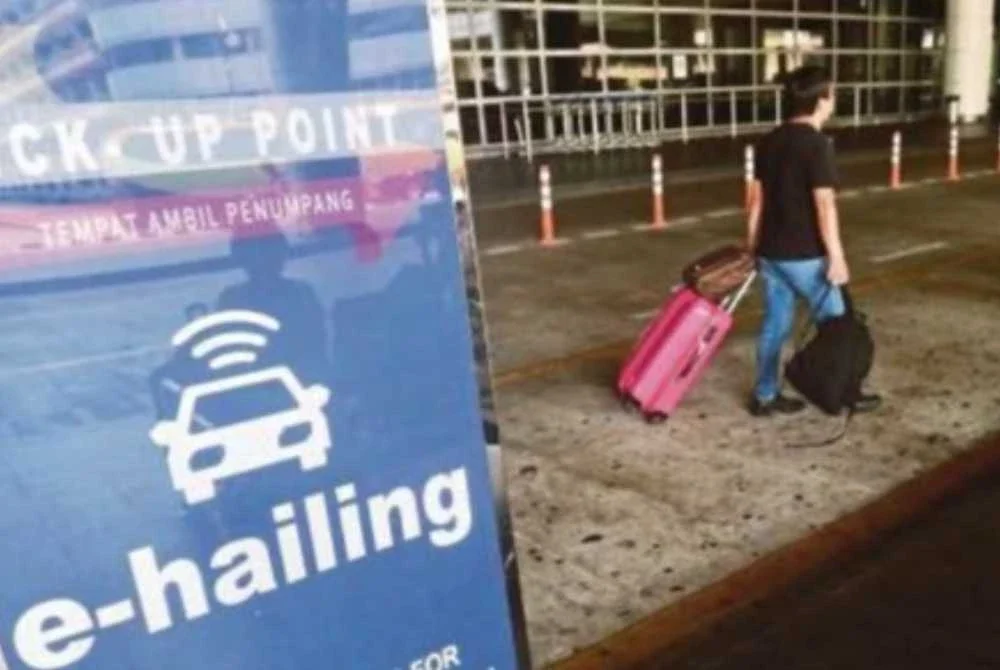 KLIA menyeragamkan caj kemasukan kenderaan e-panggilan kepada RM2 termasuk cukai di Terminal 1 dan Terminal 2, berkuat kuasa hari ini. - Gambar hiasan
