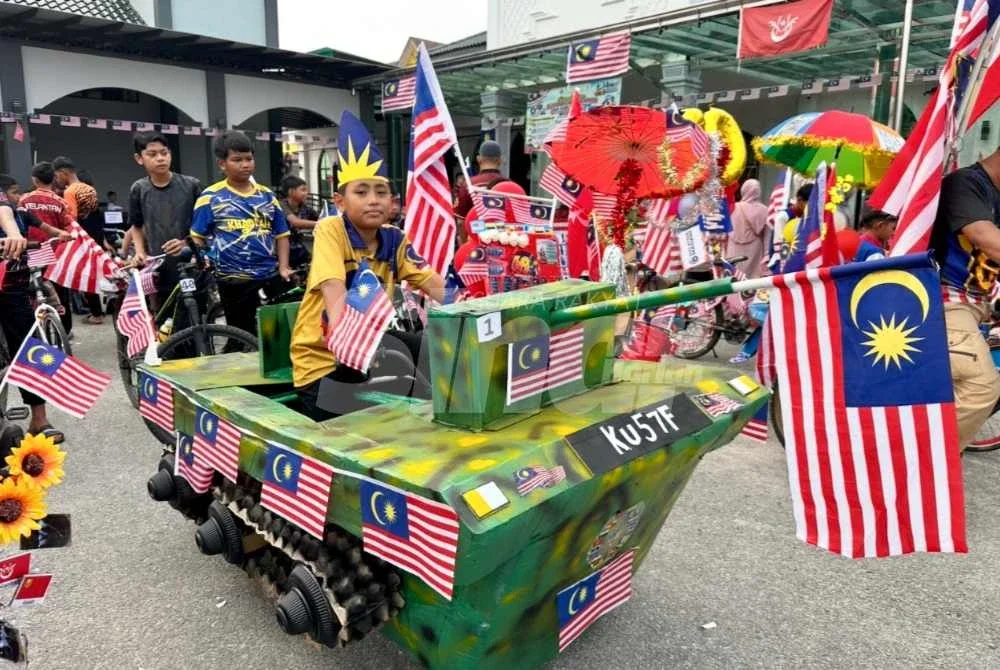 Antara basikal berhias yang dijadikan replika kereta kebal selain diletakkan bendera Malaysia.