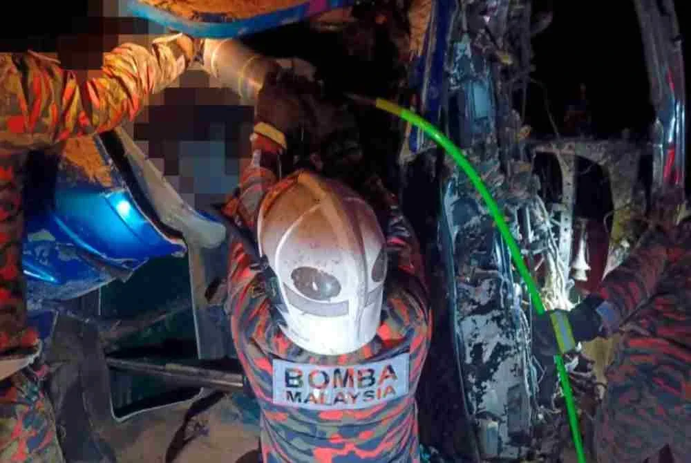 Dua lelaki maut sementara seorang lagi cedera dalam nahas yang melibatkan dua buah lori di Jalan Simpang Pulai - Cameron Highlands, dekat sini, malam tadi.