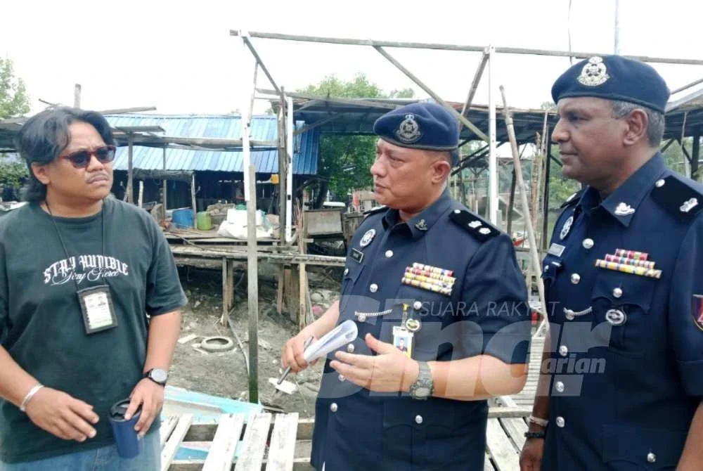 Rahimi (tengah) ketika ditemui media di Pusat Kawalan Tempat Kejadian di Jeti Nelayan Semantan, Klang pada Rabu.