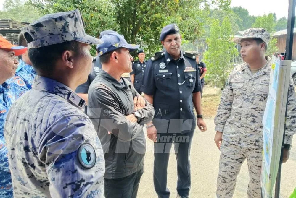 Timbalan Ketua Polis Selangor, Deputi Komisioner Mohd Zaini Abu Hassan (tiga dari kanan) diberikan penerangan mengenai operasi SAR terkini ketika meninjau Pusat Kawalan Tempat Kejadian di Jeti Nelayan Semantan, Klang pada Rabu.