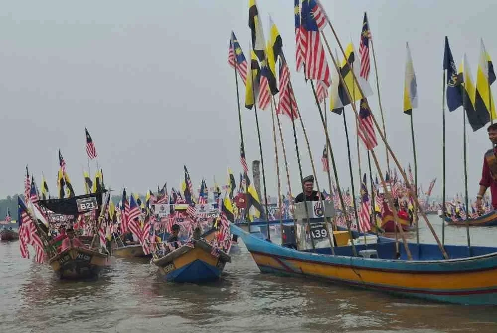 Seawal pagi, ratusan peserta yang terdiri daripada nelayan tempatan bersama keluarga masing-masing sudah berada di jeti bagi menghias bot dengan pelbagai tema patriotik, daripada Jalur Gemilang hinggalah konsep tradisional dan pahlawan Melayu.