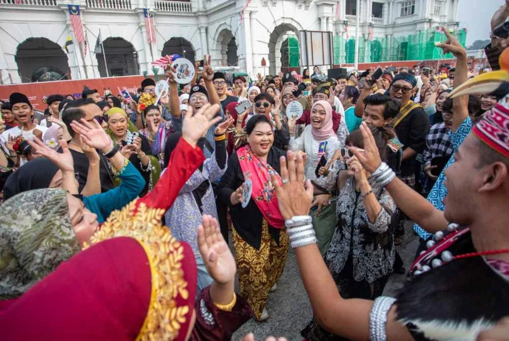 Para peserta berpakaian tradisional menyertai acara tarian pada program Keretapi Sarong 2026 di Stesen Keretapi Ipoh pada Rabu. Foto Bernama