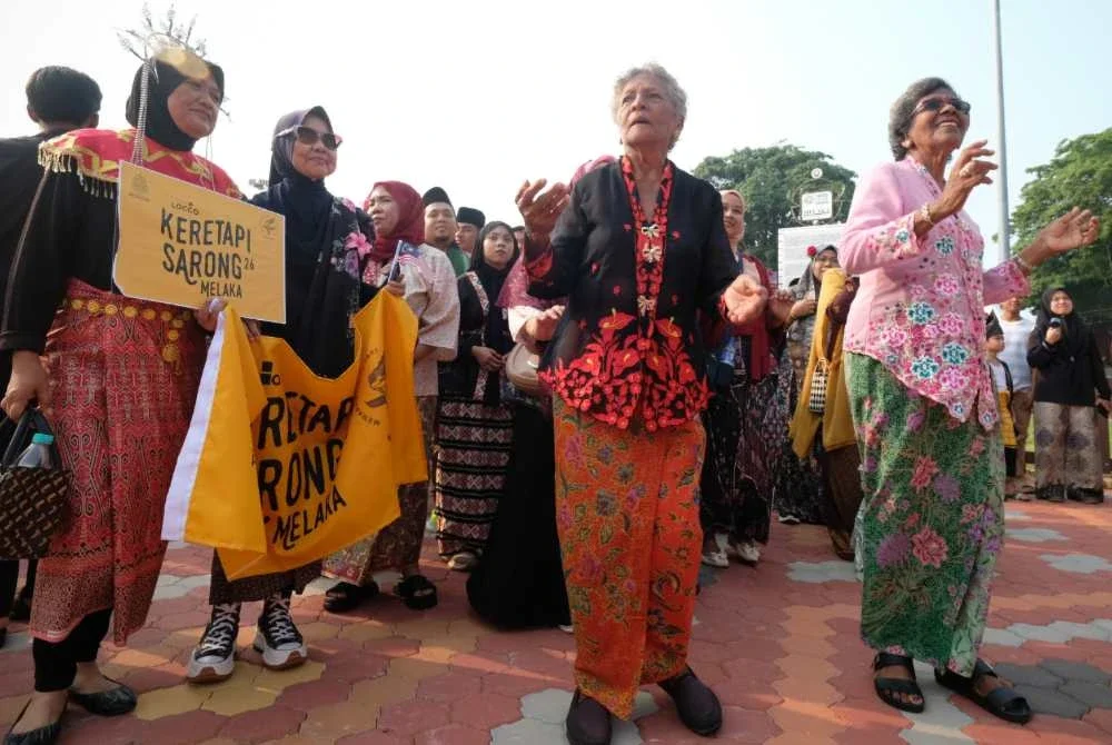 Para peserta menunjukkan bakat mereka dalam acara tarian semasa menyertai program Keretapi Sarong 2026 di pekarangan Muzium Kesultanan Melayu Melaka, Banda Hilir pada Rabu. Foto Bernama
