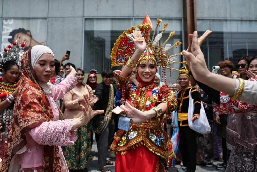 Peserta mengenakan pakaian tradisional pada Program Keretapi Sarong 2026 di Raintree Plaza, The Tun Razak Exchange (TRX) pada Rabu. Foto Bernama