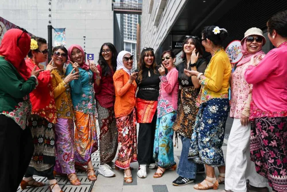 Peserta mengenakan kain sarong dan pakaian tradisional pada Program Keretapi Sarong 2026 di Raintree Plaza, The Tun Razak Exchange (TRX) pada Rabu. Foto Bernama