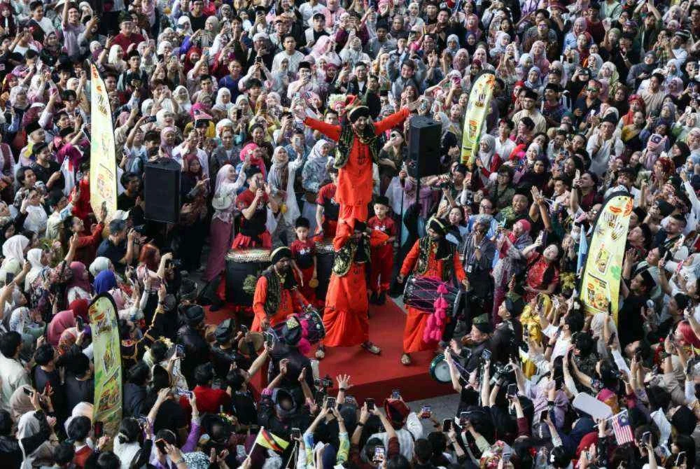 Suasana di Kuala Lumpur Central yang dibanjiri para peserta yang mengenakan kain sarong dan pakaian tradisional menggunakan perkhidmatan pengangkutan awam bagi menyertai Program Keretapi Sarong 2026 pada Rabu. Foto Bernama