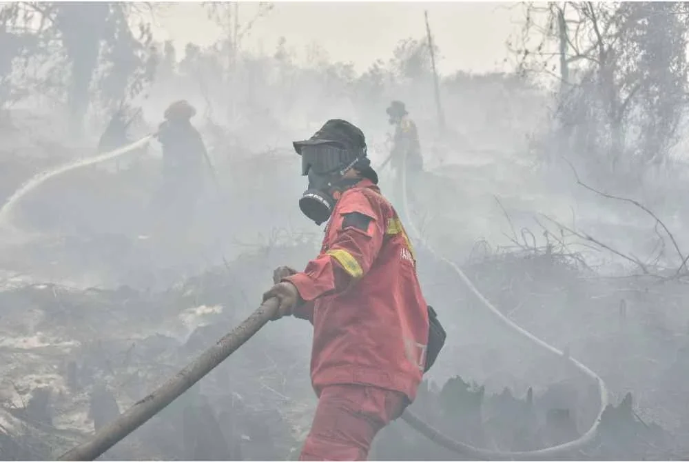 Peningkatan jumlah titik panas dikesan di Sumatera Selatan, Jambi dan Riau, sekali gus memerlukan pemantauan intensif diteruskan. Foto AFP