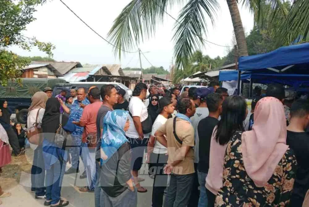 Antara ahli keluarga yang hadir di Jeti Nelayan Sementa untuk melakukan proses pengecaman.