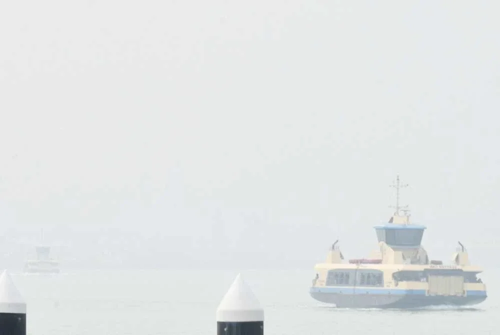 Pemandangan kelihatan kabur berikutan keadaan jerebu yang melanda di Pulau Pinang. Foto Bernama