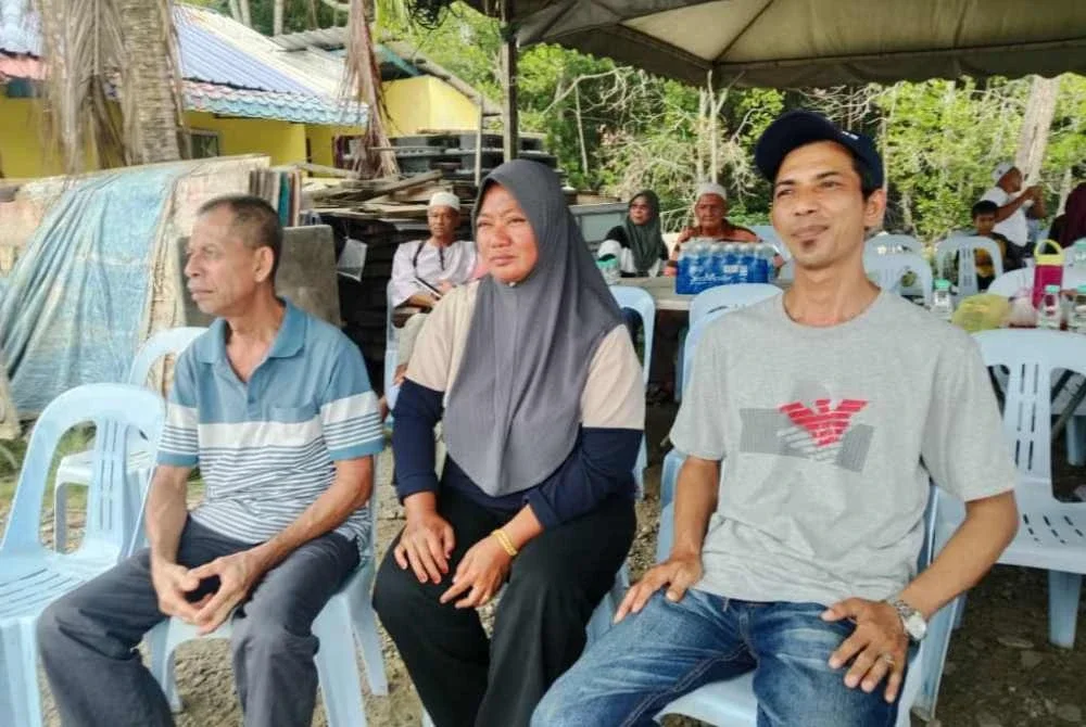 Ahli keluarga Mohd Sharil Abdul Rahman di Pos Kawalan Tempat Kejadian (PKTK), Jeti Nelayan Sementa di sini pada Rabu.