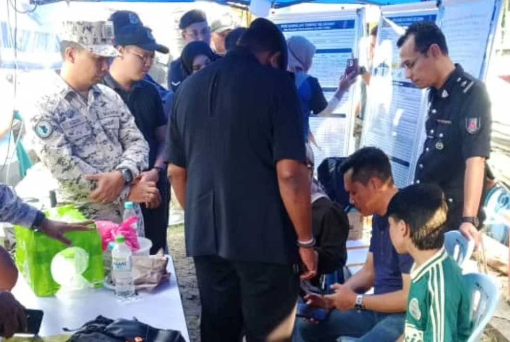 Suasana hiba sekitar Pos Kawalan Tempat Kejadian (PKTK) di Jeti Sementa, di sini pada Rabu.