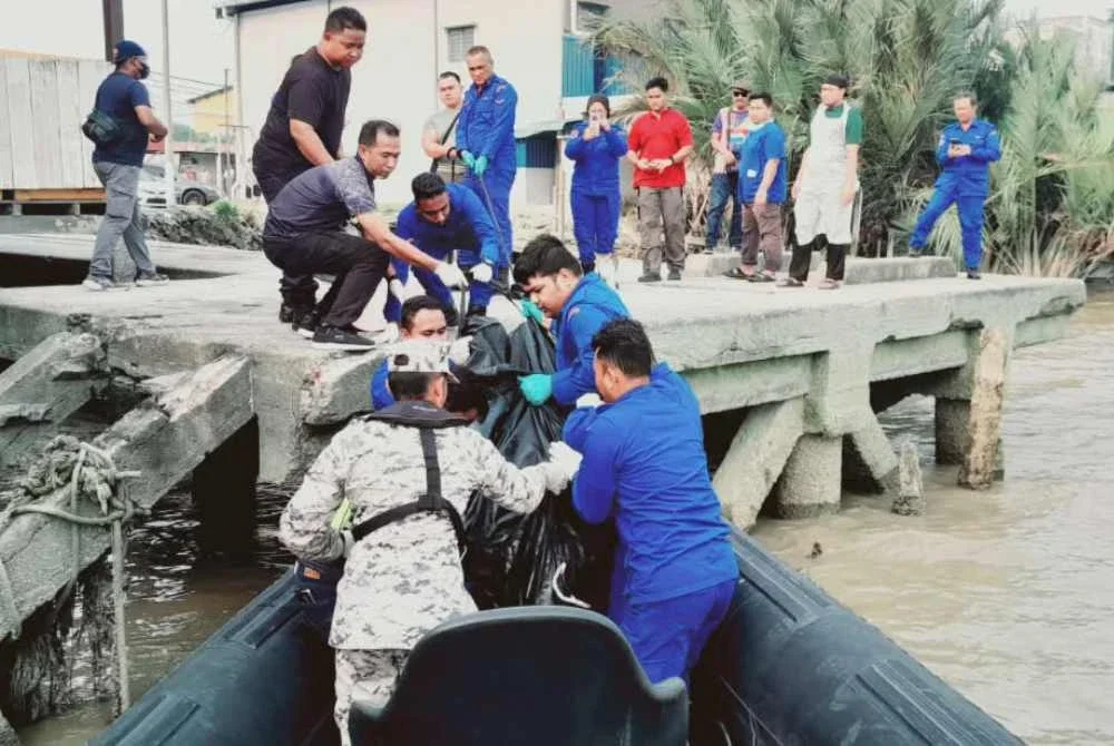 Mayat berkenaan dibawa oleh Bot Benteng 1206 sebelum diserahkan kepada pihak polis.