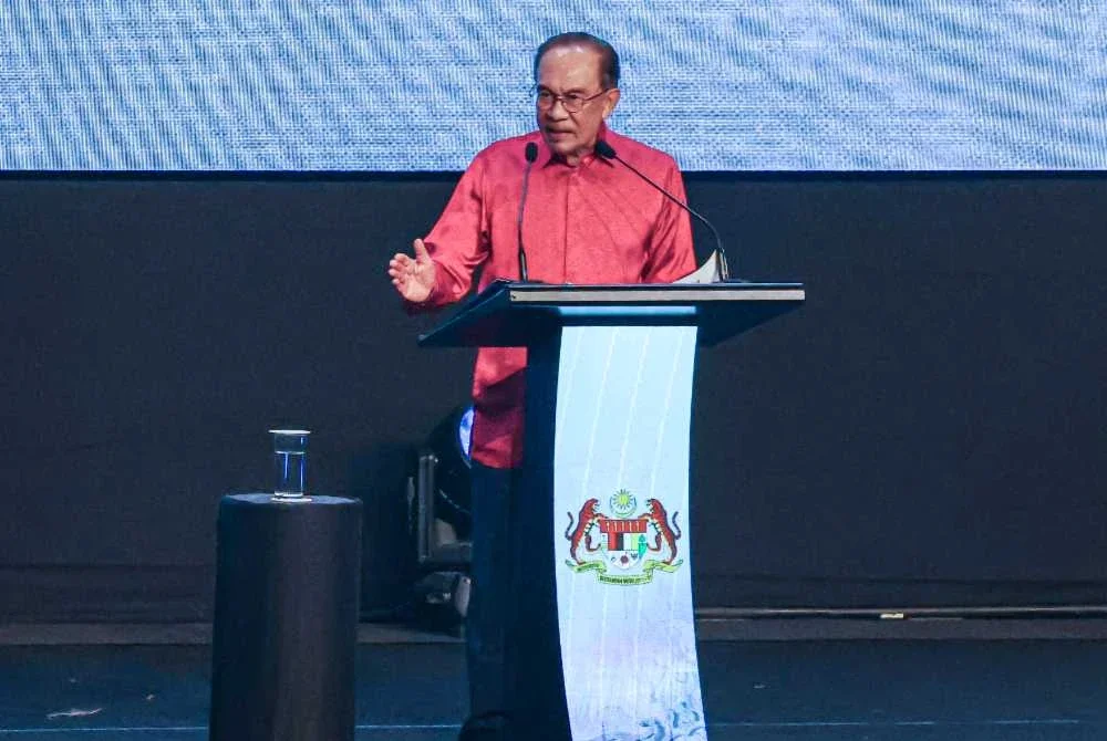 Anwar berucap pada Sambutan Hari Malaysia Peringkat Kebangsaan 2026 di Pusat Konvensyen Borneo Kuching pada Rabu. Foto Bernama