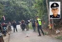 Operasi penguatkuasaan di kawasan Hutan Simpan Pemuliharaan Tasek Bera yang didakwa dihalang sekumpulan individu pada Selasa. - Foto FB BOB MANOLAN MOHAMAD Gambar kecil: Zulkiflee