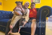 Nurul Zakiah berkata, sepanjang tempoh rawatan, dia terpaksa mengambil cuti bagi menjaga Harraz yang hampir empat bulan tidak bersekolah. Foto SINAR HARIAN/NORAFIZA JAAFAR