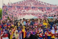 Kediaman Taraq Naemzia di Taman Cicely, Teluk Intan menerima kunjungan 150 murid Tabika Perpaduan sempena Program Perarakan Bulan Kebangsaan pada Selasa.