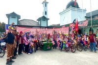 Jalur Gemilang yang dijahit oleh jemaah sebagai simbolik 69 tahun Kemerdekaan ditunjukkan kepada orang ramai. 
