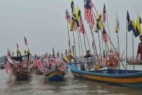 Seawal pagi, ratusan peserta yang terdiri daripada nelayan tempatan bersama keluarga masing-masing sudah berada di jeti bagi menghias bot dengan pelbagai tema patriotik, daripada Jalur Gemilang hinggalah konsep tradisional dan pahlawan Melayu.