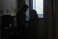 Pasangan lelaki dan wanita berdua-duaan dalam pantri pejabat. FOTO: Gambar HIASAN dijana AI